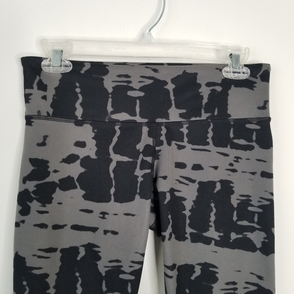 Alo Yoga High Waist Airbrush Tie Dye Capri Leggings Size S Black Gray - Picture 5 of 12